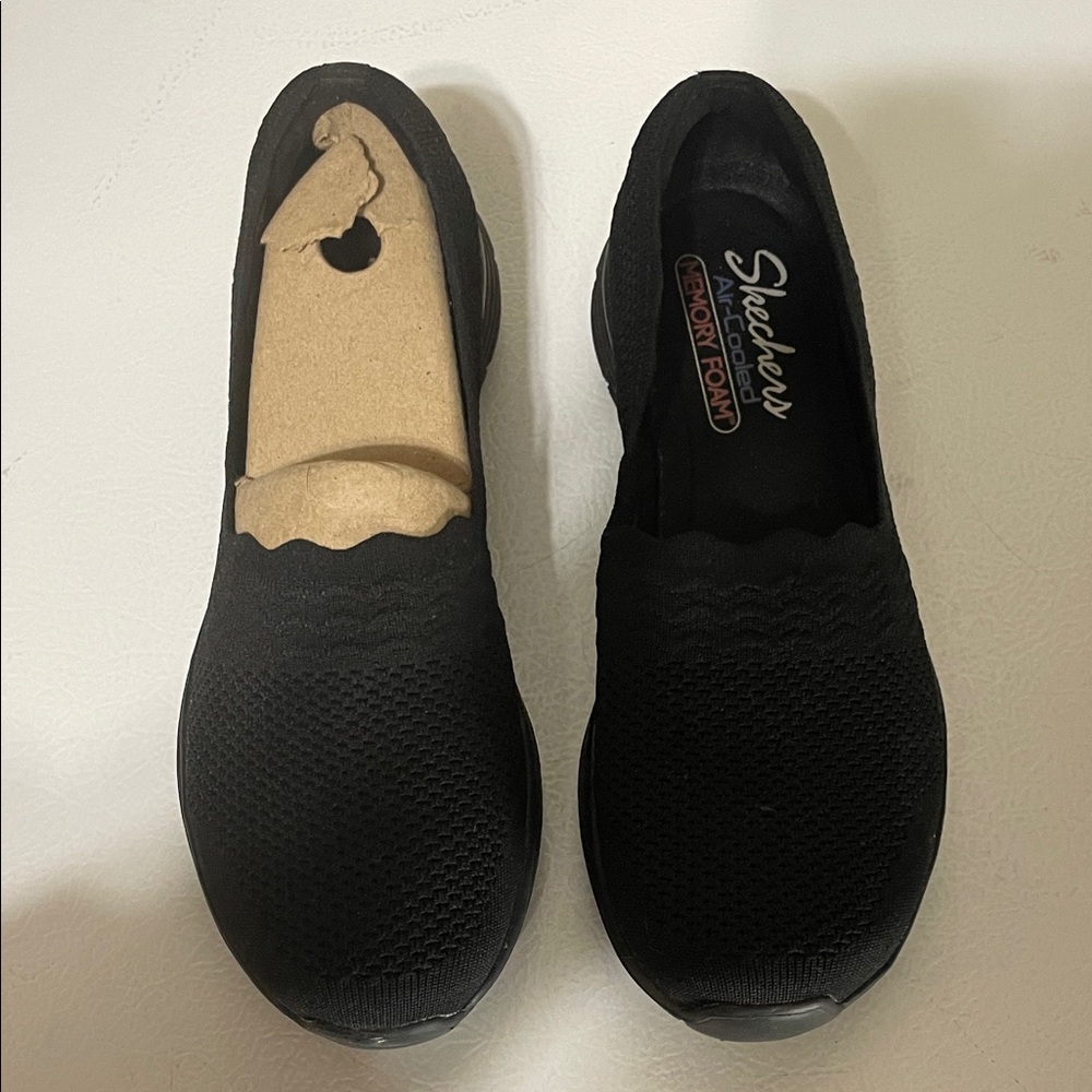 Skechers Women's Black Slip-On Sneakers. Excellent Condition. Size 8.5.